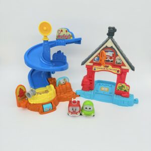 Caserne de Tut Tut Land + Freddie et Chrissy